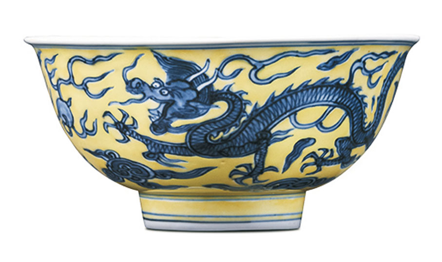 ●明萬曆黃地青花龍紋碗