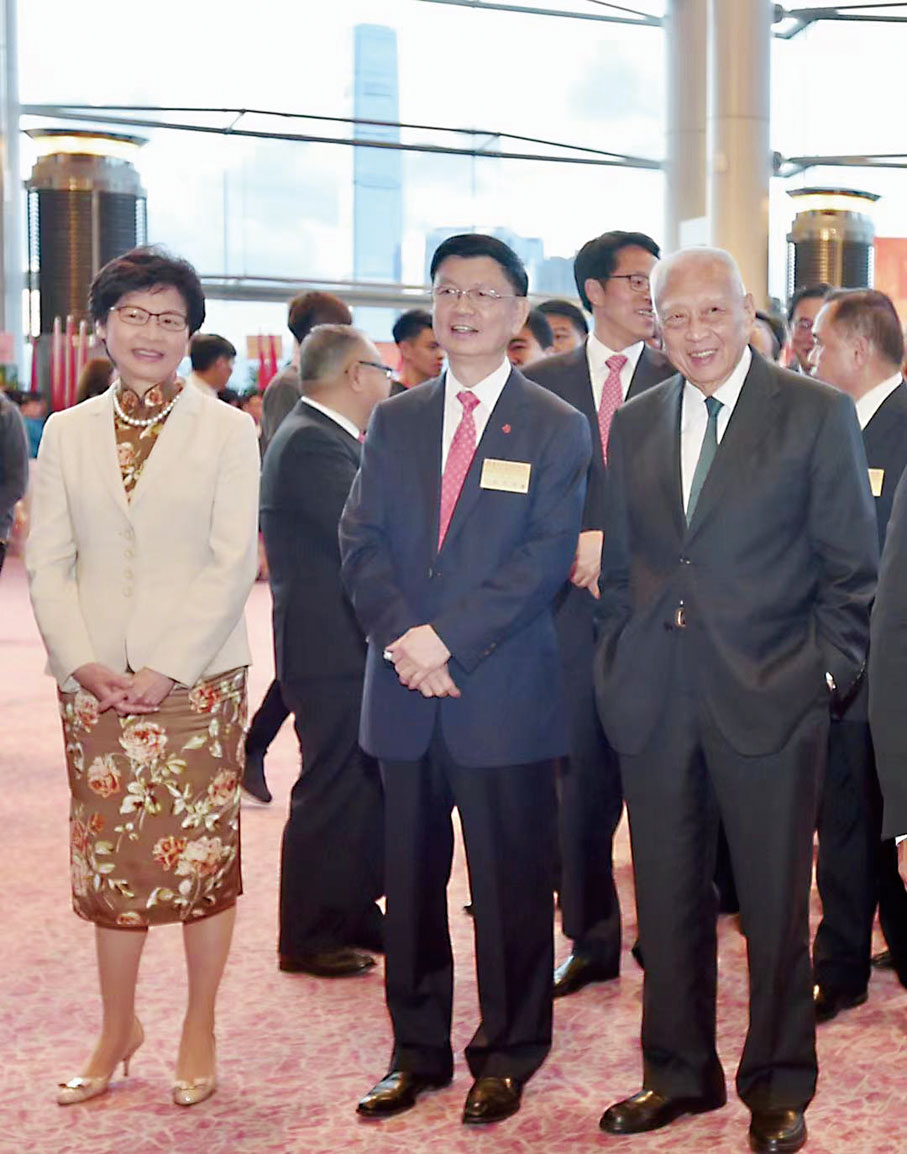 ● 梁亮勝（中）陪同全國政協副主席董建華（右）及行政長官林鄭月娥（左） 出席社團活動。