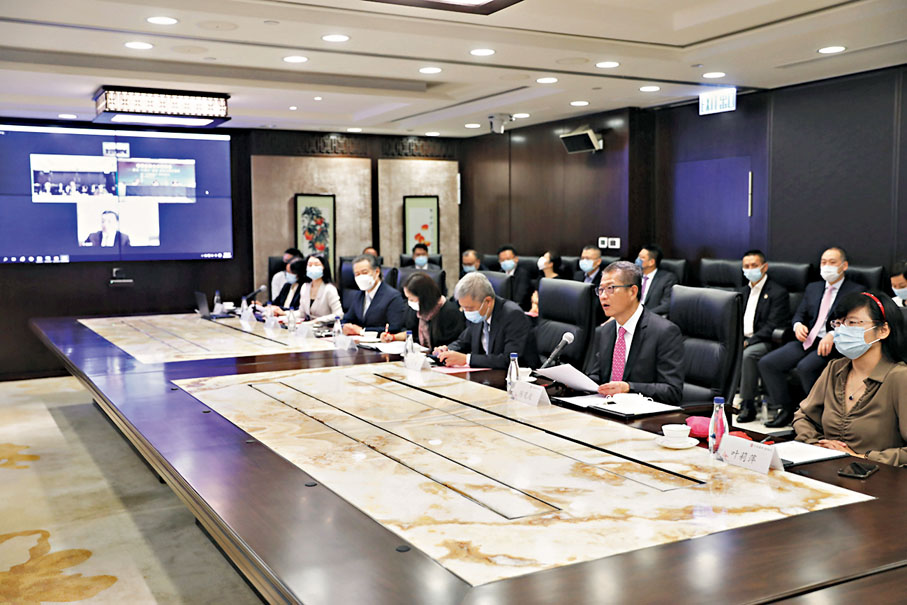 ● 「粵港金融合作研討會」昨日在穗港兩地連線舉行。右二為陳茂波，右一為葉莉蘋。 香港文匯報記者  攝