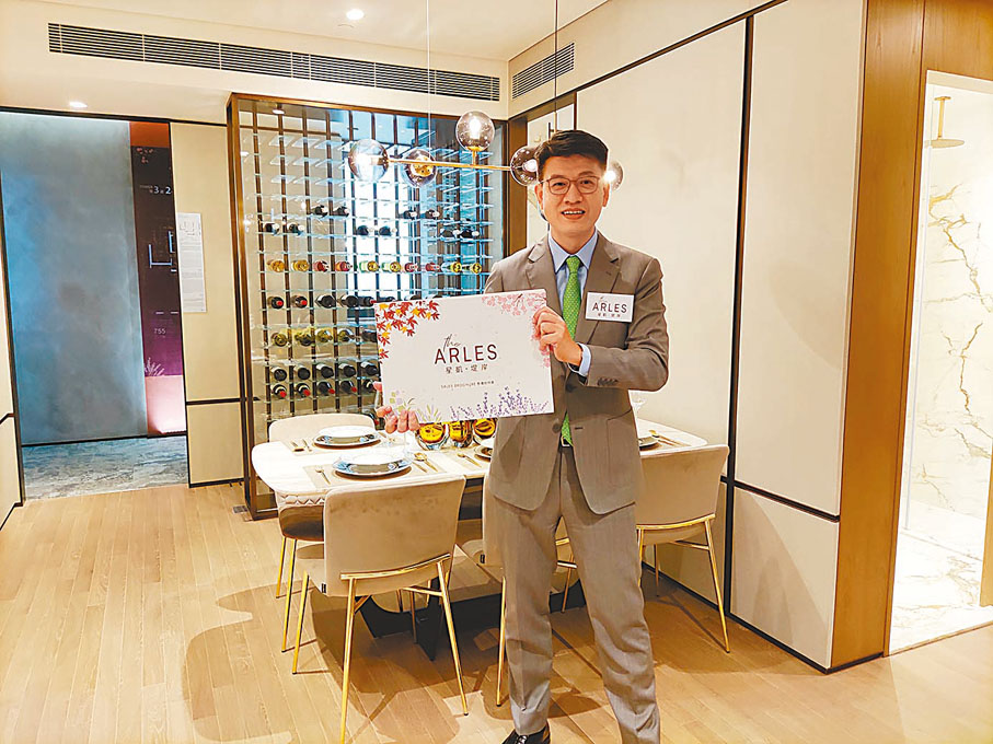 ● 星凱‧堤岸昨日上載售樓書，上圖為該樓盤755方呎3房戶裝修示範單位。 記者梁悅琴  攝