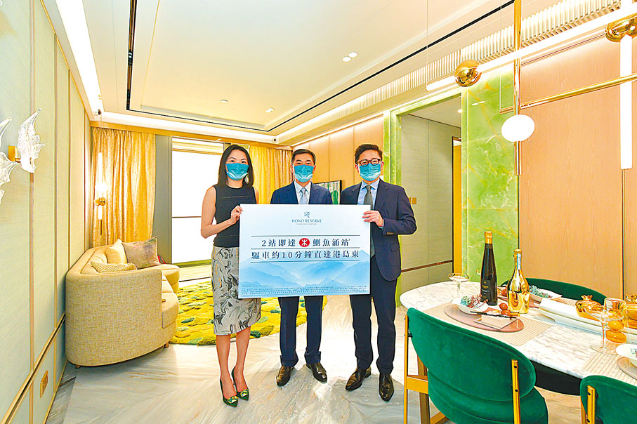 ●黃光耀(中)向傳媒介紹KOKO RESERVE 828方呎的兩房裝修示範單位。