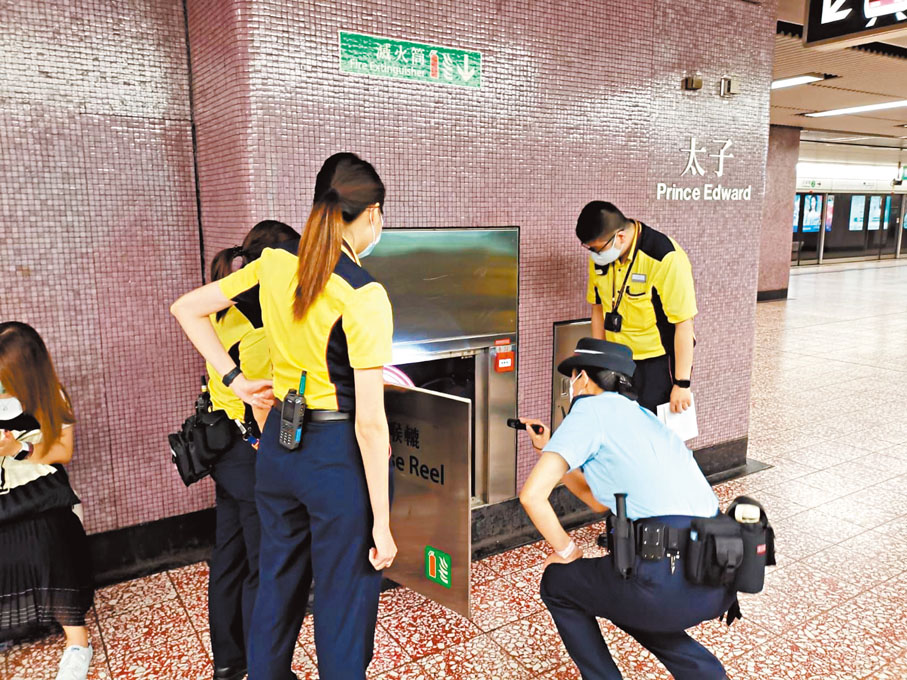 ●鐵路警員及港鐵職員在港鐵站內聯合搜查危險品。警方圖片