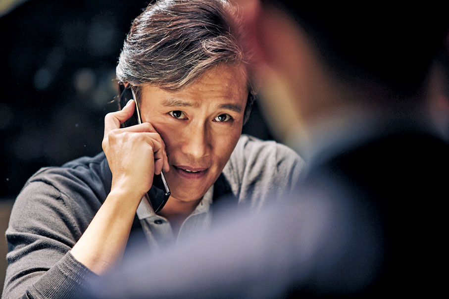 ●李炳憲在電影《MASTER》中染白頭髮。