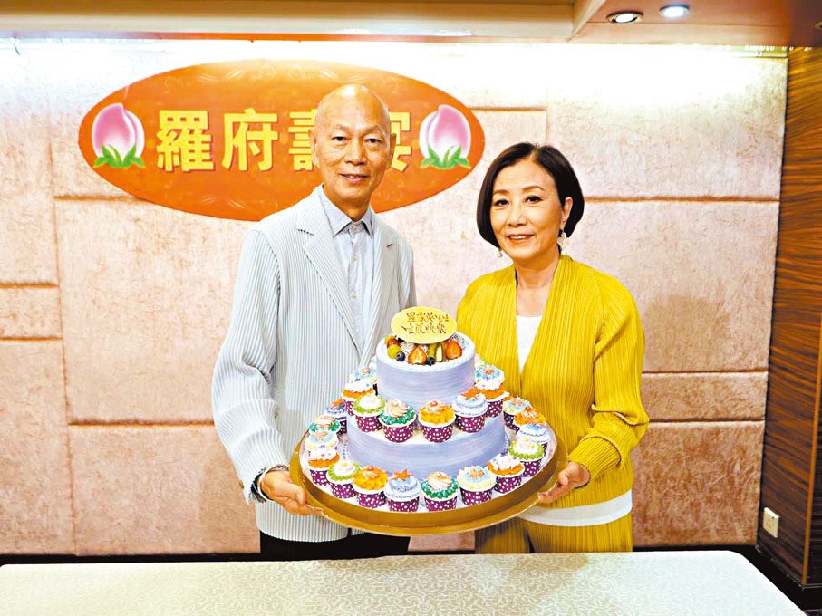 ●阿姐陪家英哥平淡而幸福地度過生日。