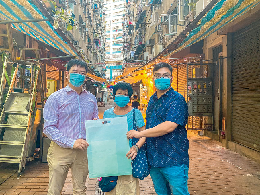 ● 黃敬當年在競選區議員期間，也着重地區工作，儘管辛苦，但是他認為這是必須之舉，因為唯有聆聽需要、看到問題，才能協助改善。