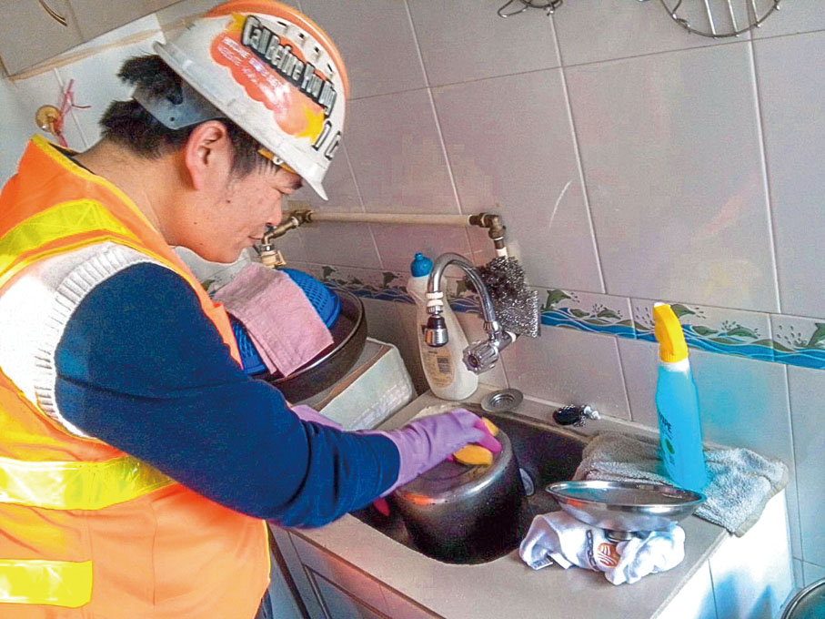 ● 黃敬走進社區服務街坊。