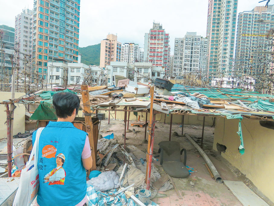 ● 香港社建中心的義工團隊經常服務社區「三無」大廈。