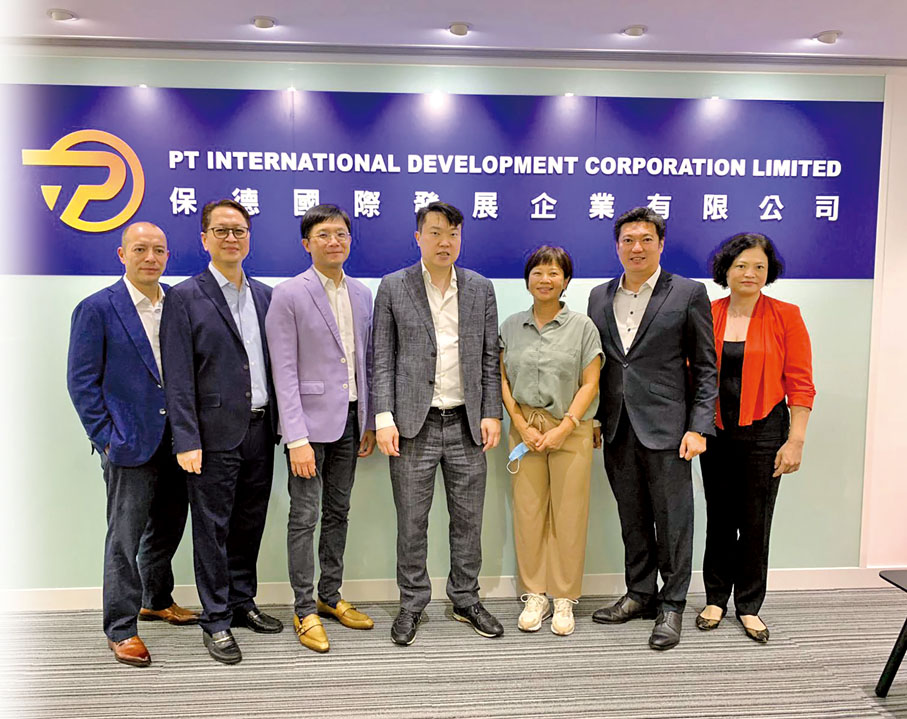 ● 保德國際發展企業有限公司主席兼董事總經理程民駿（中）與管理團隊合照。