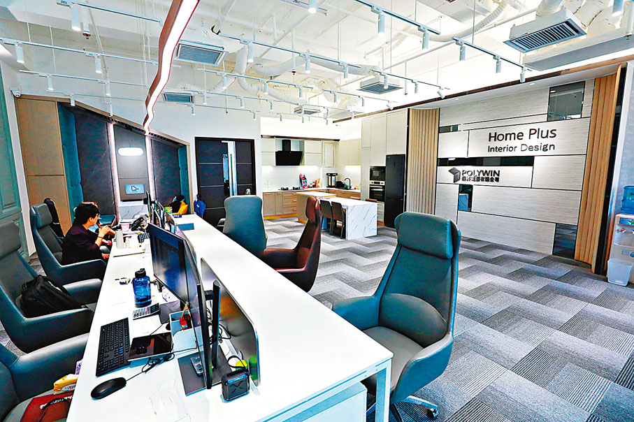 ●在辦公室空間融入開放式廚房及茶座空間，實用之餘，亦化為面向客戶的展示室。