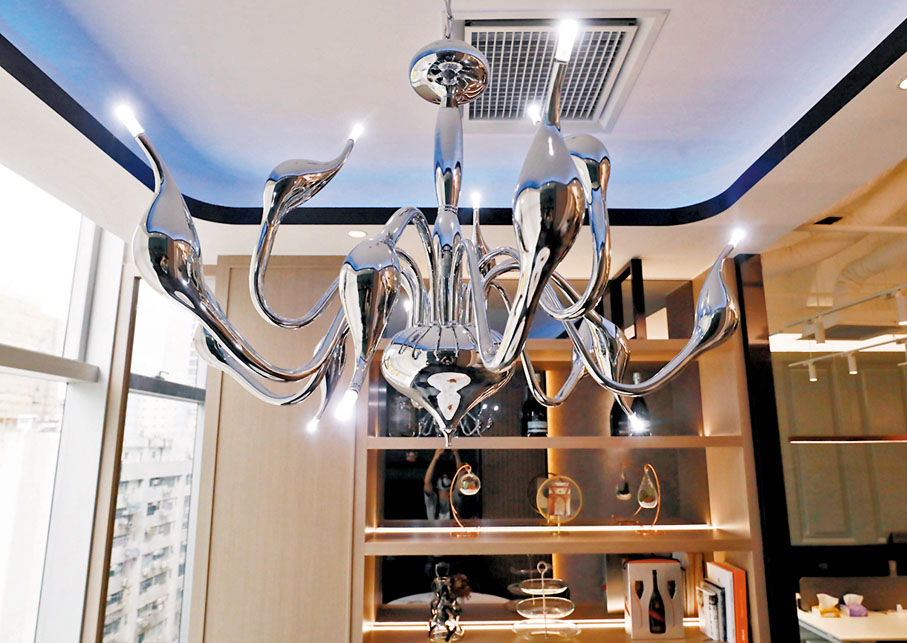 ●會議室上方垂吊一盞外形獨特的大型燈飾。