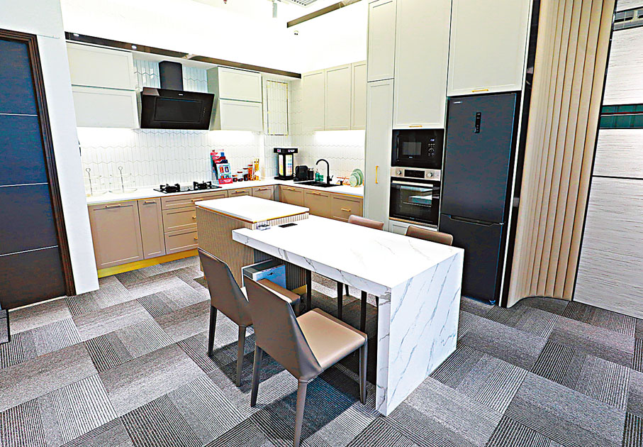 ●辦公室的開放式廚房完全按照一般家居規格打造，基本家電齊備。