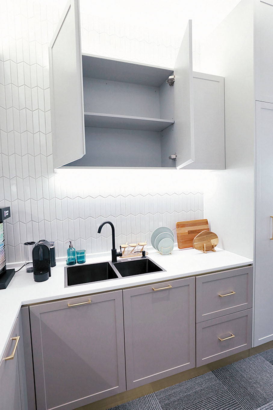 ●廚房牆身用圖案獨特的磚帶出一點華麗的效果。