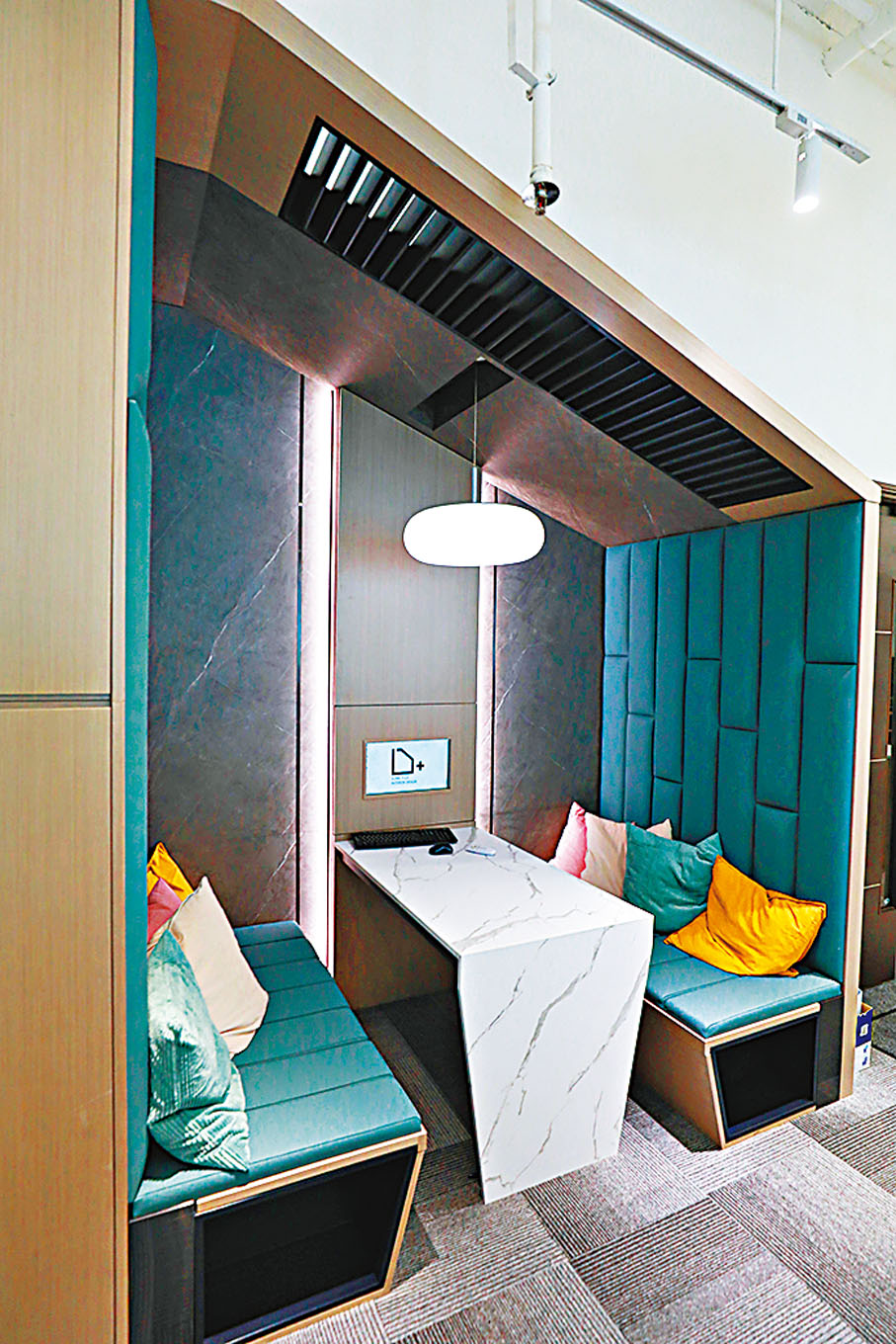 ●辦公桌旁邊凹進去的空間，成為員工休憩或與客人會面的「茶座」。