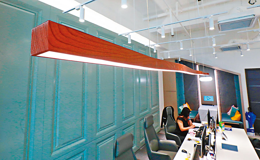 ●辦公區域天花選擇一個長形路軌燈，流線外形減低笨重感。