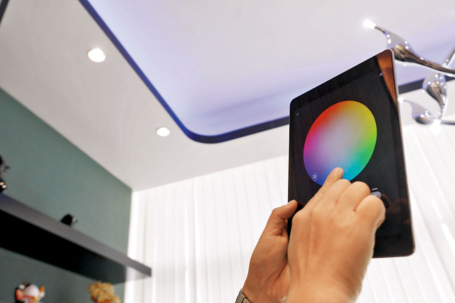 ●天花燈光可以透過遙控隨時按需要改變色彩。