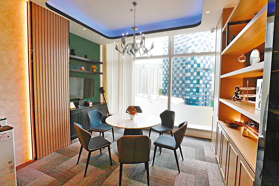 ●會議室放置圓形「飯桌」，並配置電視作為展示之用。 