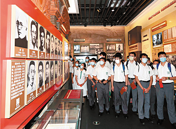 ●來自漢華中學、培僑中學、香島中學、福建中學的百多名師生和市民代表，昨日走進新建成的駐香港部隊展覽中心參觀展覽，接受愛國主義和國防教育。