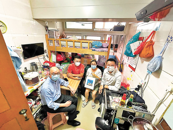 ●陳帆到深水埗多個劏房住戶進行探訪。 fb截圖