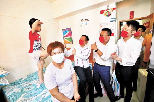 ●徐英偉昨日探訪荃灣多個劏房戶。 fb截圖