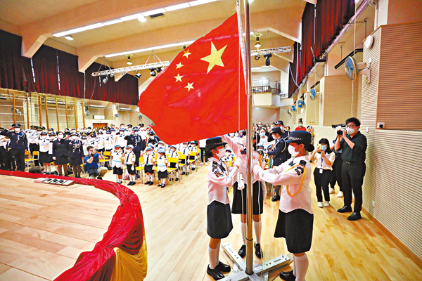 ●東涌黃楚標中學國慶日舉行升旗儀式。 香港文匯報記者  攝