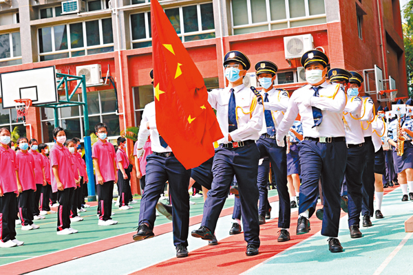 ●漢華中學舉行教育界慶祝國慶72周年升旗禮。 受訪者供圖