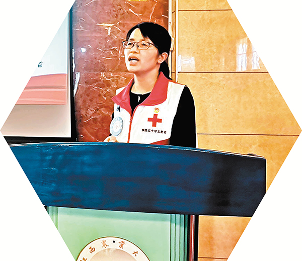 ● 胡敏華在江西農業大學宣講防艾知識。 受訪者供圖