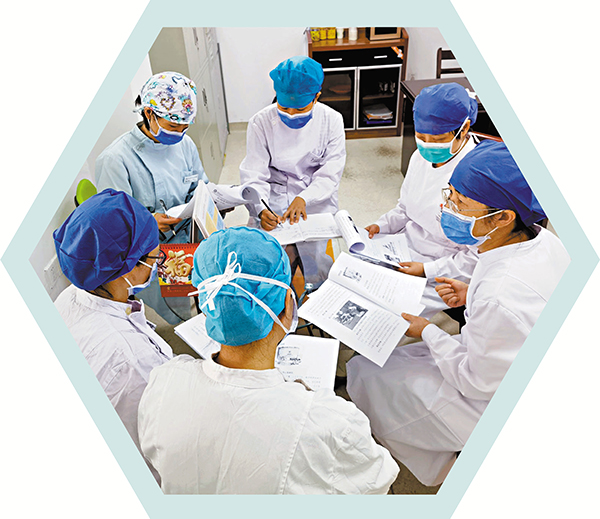 胡敏華（右一）與部分志願服務團成員商量如何更好地與老年院進行對接幫扶。 香港文匯報記者王逍  攝