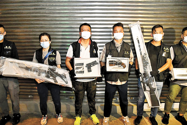 ●探員展示檢獲的改裝氣槍及武器。