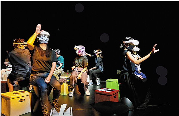 ●《給下一輪（虛擬）盛世的備忘錄》中觀眾透過VR眼鏡感受虛擬世界。  攝影︰YC Kwan