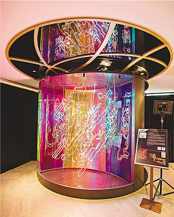 ●「街招」的兩位建築師馮達煒和麥憬淮利用霓虹燈升級再造而成的主題展覽裝置。 主辦方供圖