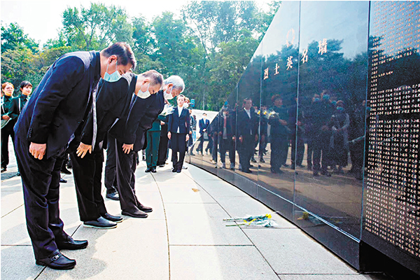 ● 于冬、陳凱歌、徐克等人向先烈鞠躬獻花致敬。