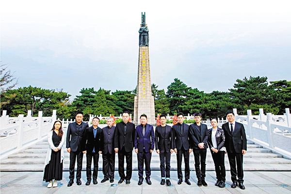 ● 《長津湖》劇組靜立於烈士紀念碑前，向為祖國和人民英勇獻身的烈士默哀。