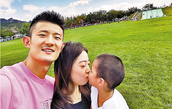 ●諶龍與太太、前國手王適嫻及兩歲的兒子中秋團圓。 微博圖片