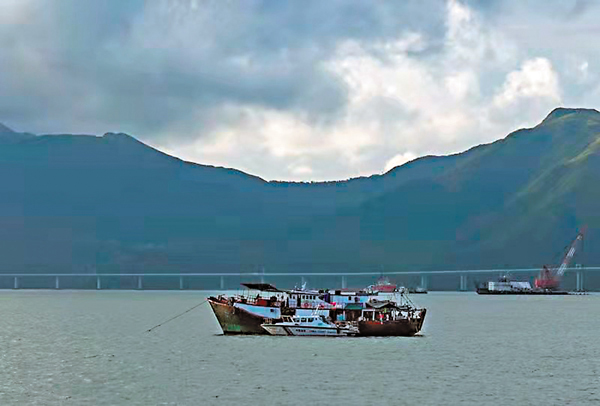 ●圖為被廣東海警執法員控制的「酒店船」。   受訪者供圖