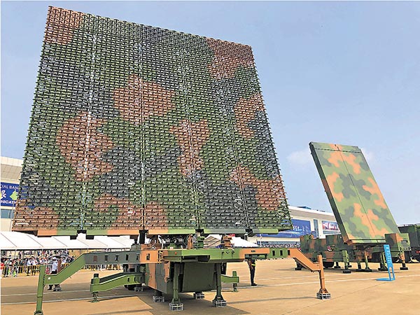 ●解放軍609（左）及610情報雷達。 香港文匯報記者方俊明 攝