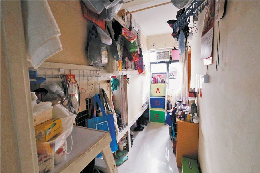 ● 一房劏成四間籠屋。 香港文匯報記者 攝