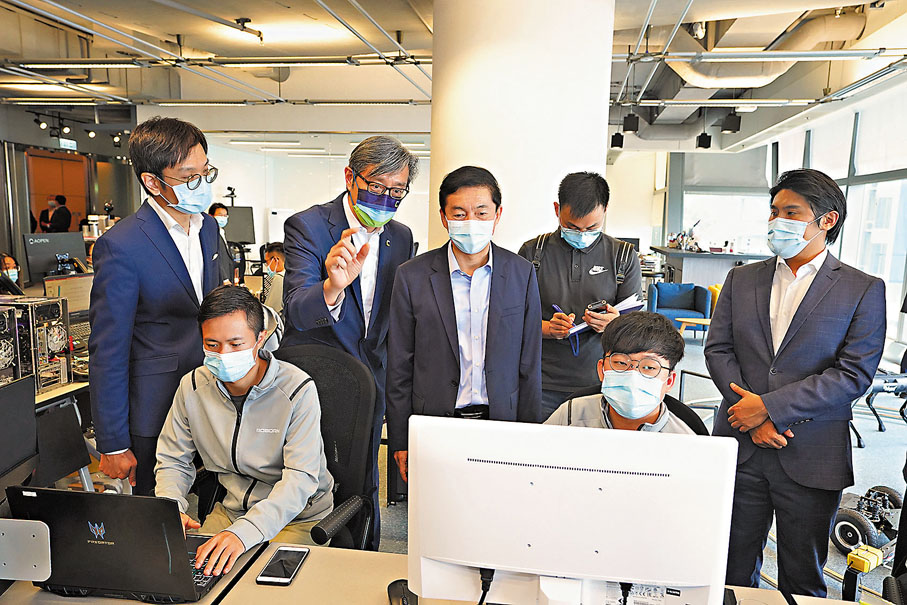 ●駱惠寧在數碼港了解香港青年創業情況。 中聯辦網站圖片