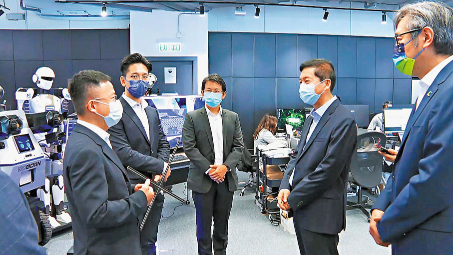 ●駱惠寧高度稱讚青年們的創業成果，並指香港年輕人能在前沿技術領域深耕、創造，是站到了「時代的風口」。 數碼港供圖