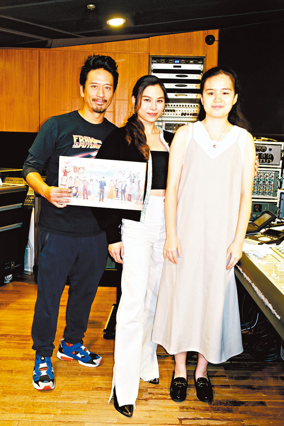●左起：Eric Kwok、李幸倪與蕭凱恩昨為歌曲《這種愛》錄音。