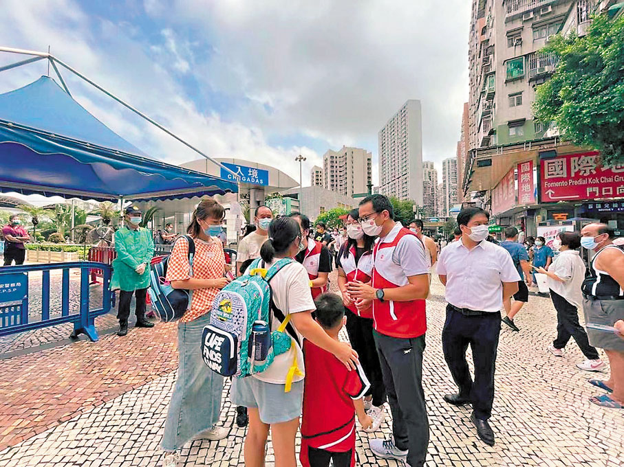 ●想要過關的人士在關閘口岸聚集。香港文匯報澳門傳真