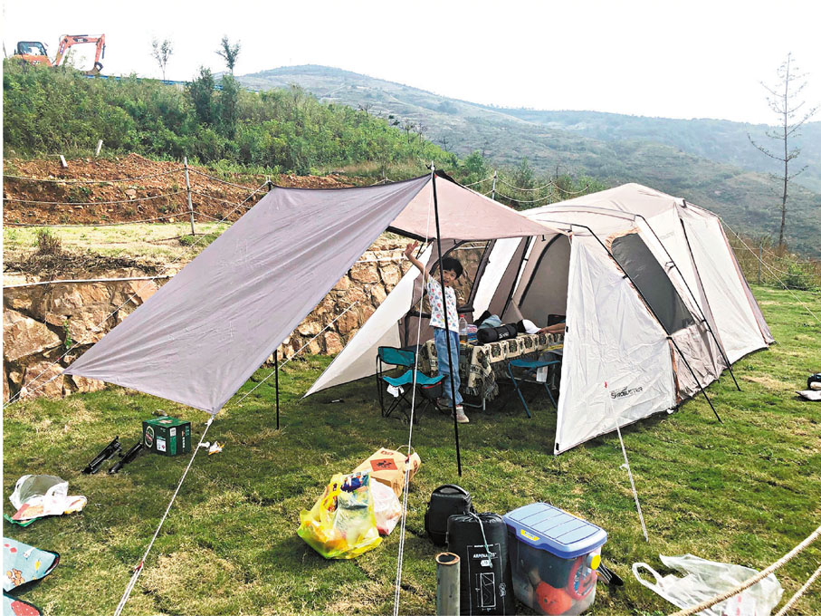 ●王先生一家帶小朋友一起搭起帳篷。 受訪者供圖