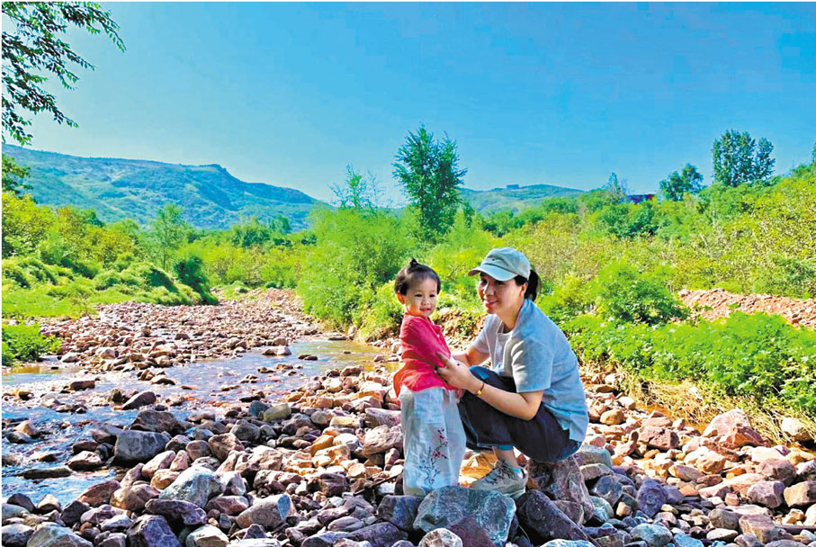 ●金女士與女兒在河南洛陽登山遊玩。 受訪者供圖