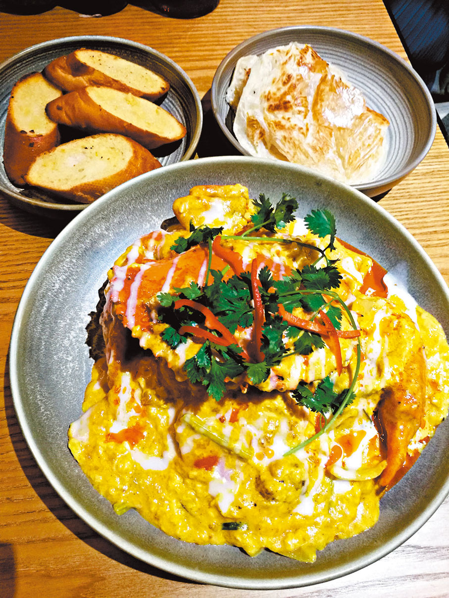 ●泰式蛋咖喱炒原隻肉蟹$398、手抓餅及蒜蓉包