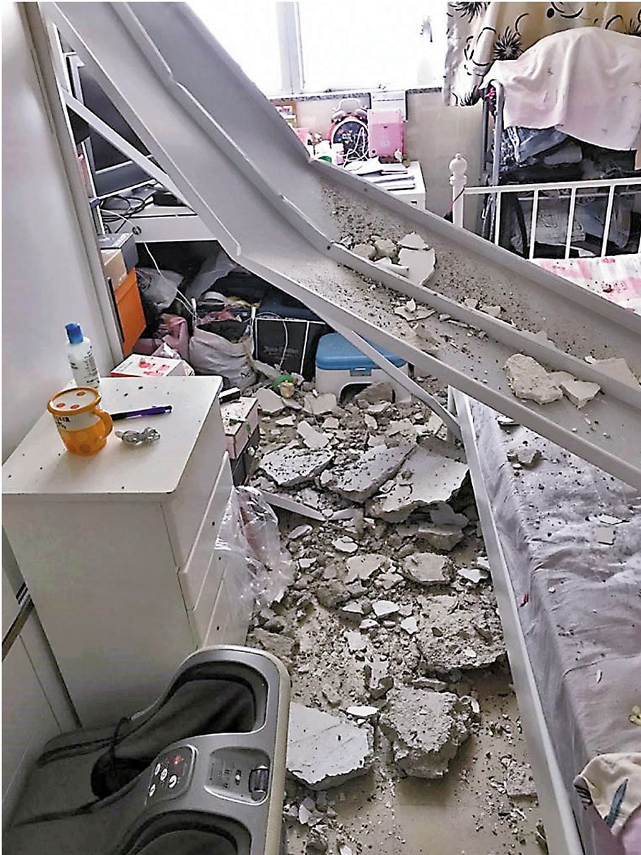 ●颱風「山竹」吹塌富貴大廈6樓一個單位的天花板。 受訪者供圖
