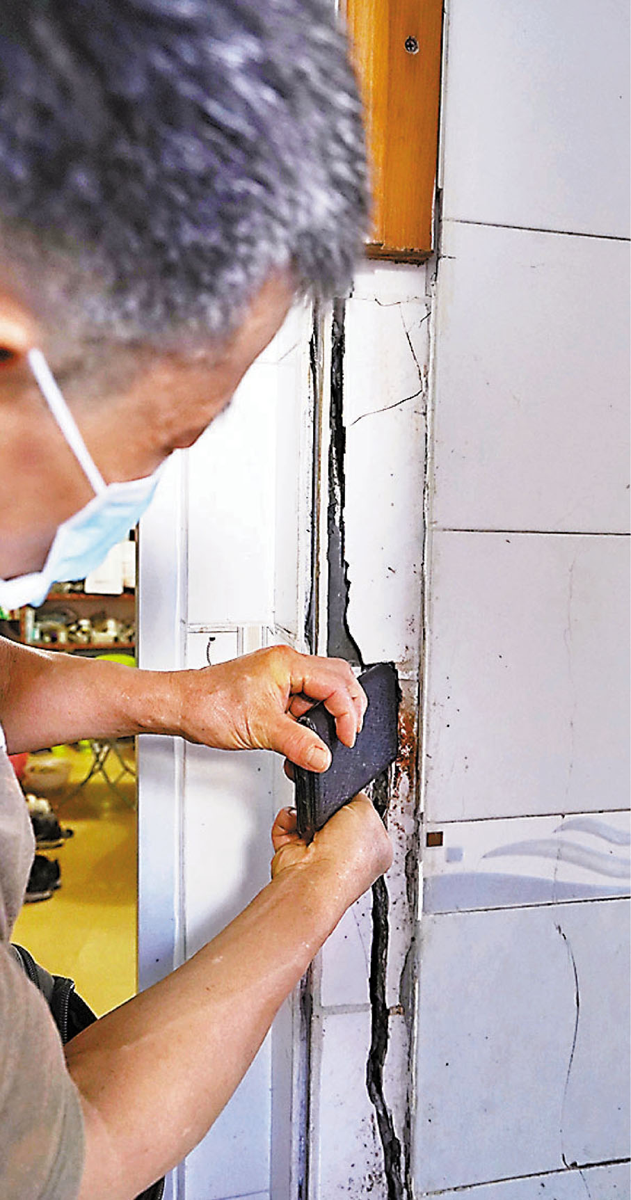 ●大廈單位內牆身現多條裂痕，部分裂痕可放入一部手機。