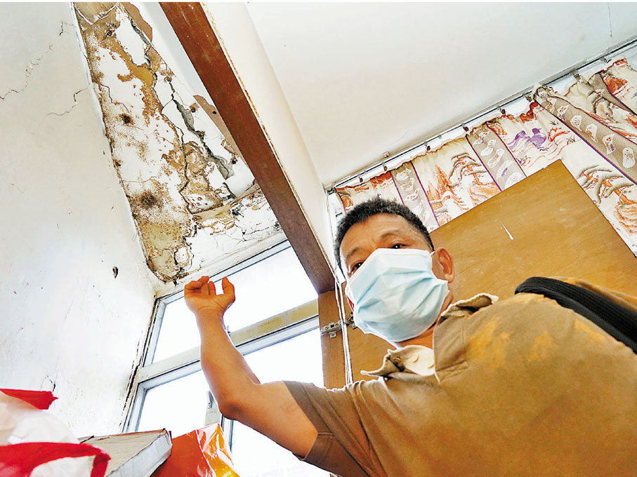 ●業主王先生單位內的天花石屎剝落，露出生銹鋼筋。