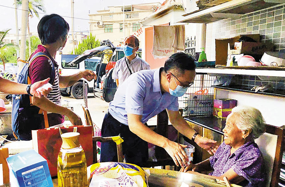 ●中聯辦台務部員工看望慰問大埔林村長者。 資料圖片