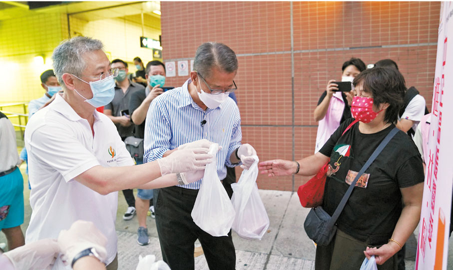 ●陳茂波等向社區長者派飯。