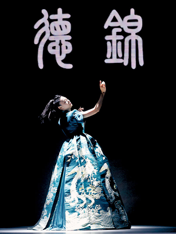 ●模特兒在大賽結束後展示中國十佳設計師周錦設計的華服。