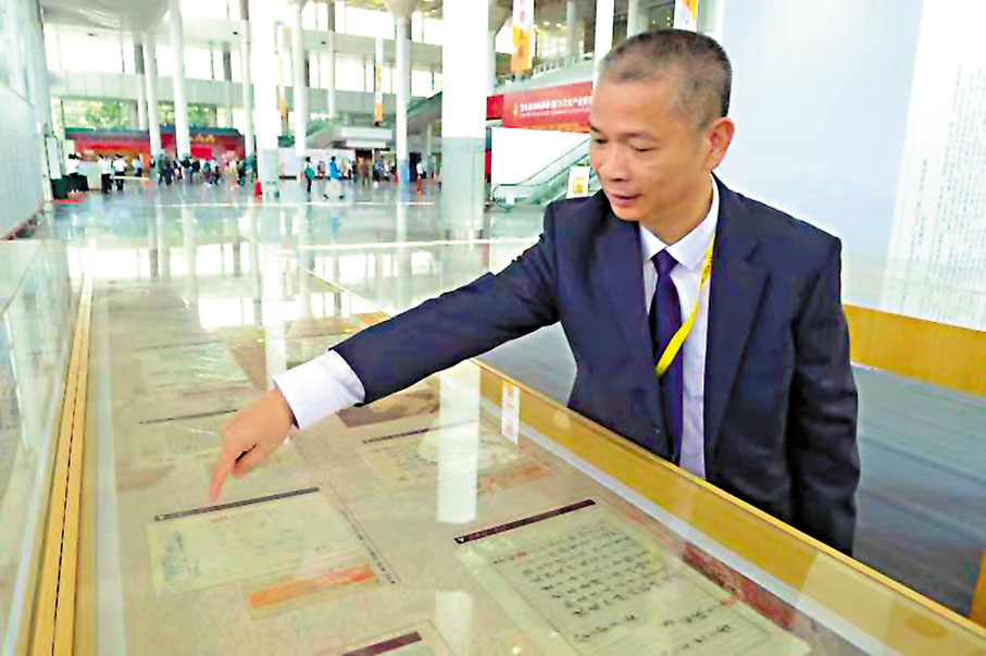 ●收藏家黃清海對僑批上的蘇州碼子極有興趣。